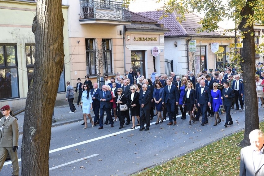 Nowy Sącz. Tłumy sądeczan na powtórnym pochówku gen. Bronisława Pierackiego