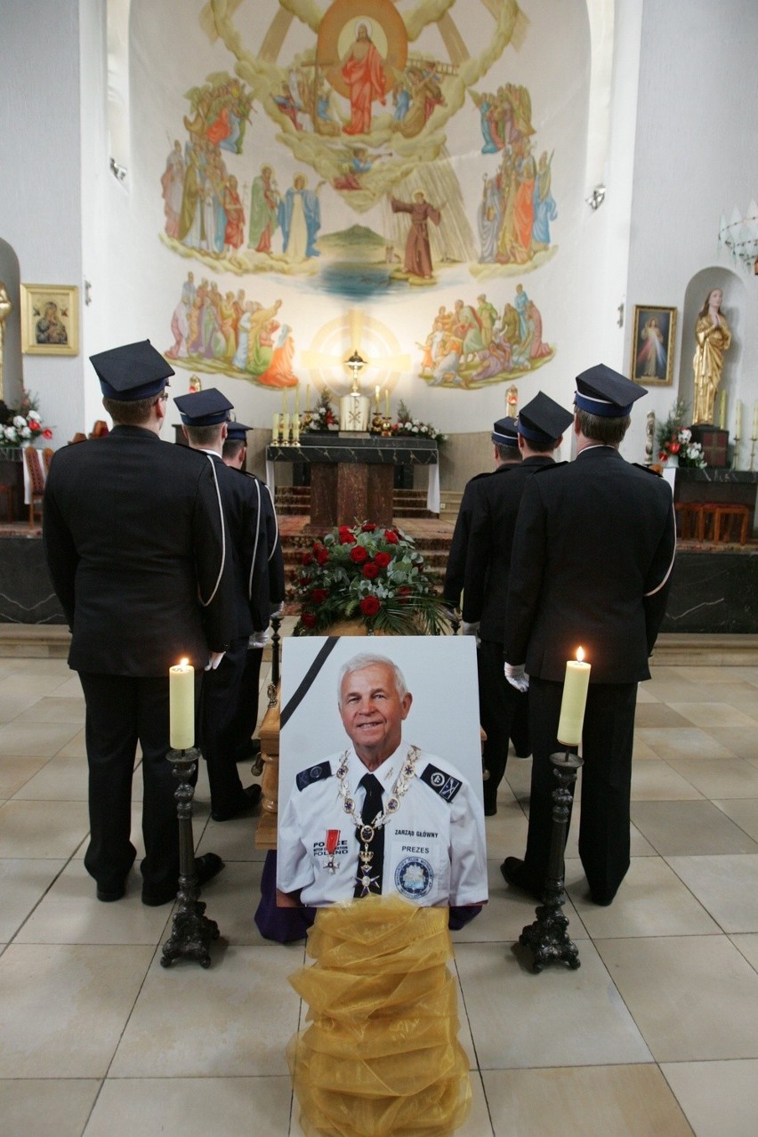 Ponad tysiąc osób żegnało burmistrza Zdzieszowic. Pochowany...