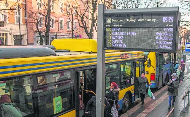 Godziny odjazdów autobusów linii nr 500 w kierunku Ustki można zobaczyć na tablicy na przystanku przy ul. Wojska Polskiego oraz na tej zamontowanej przed wyjściem z dworca PKP