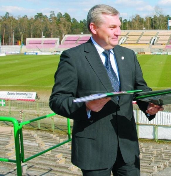 Zdaniem stowarzyszenia "Opcja Społeczna" stadion przy ul. Jurowieckiej został sprzedany Jagiellonii po zaniżonej cenie "za łapówki dla prezydenta Tadeusza Truskolaskiego"