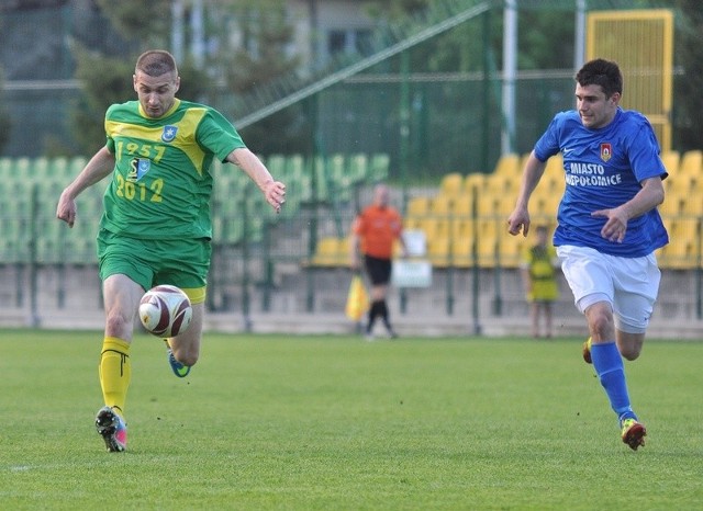 Łukasz Cichos (z piłką) strzelił w środowym pojedynku z Puszczą Niepołomice jedną bramkę. Mimo kolejnych okazji strzeleckich "Siarkowcy" przegrali z faworytem do awansu do pierwszej ligi 2:3.