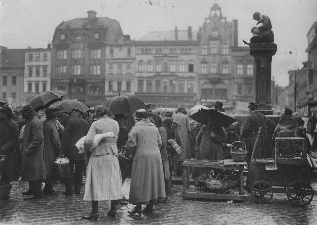 Rodzinne sklepy przekazywane z pokolenia na pokolenie, targi na głównych placach miast - tak wyglądał handel ponad sto lat temu. Zobaczcie na archiwalnych zdjęciach, jak handlowano w miastach regionu przed wojną.Archiwalne zdjęcia przedstawiają Bydgoszcz i Toruń w latach 20. XX wieku.Wszystkie fotografie pochodzą z Narodowego Archiwum Cyfrowego. Ponad 180 tysięcy fotografii z Narodowego Archiwum Cyfrowego www.nac.gov.pl.Info z Polski - 15.02.2018