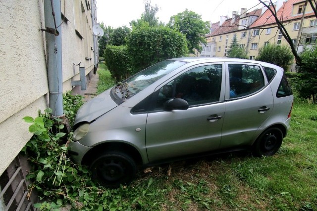 Wypadek na wrocławskich Krzykach. Starszy mężczyzna wjechał mercedesem w budynek