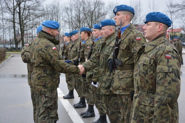 Pożegnanie żołnierzy służby przygotowawczej na kieleckiej Bukówce. Wzorowym elewom gratulował pułkownik Paweł Chabielski. 