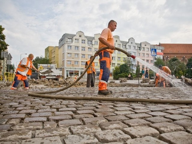 Na ul. Grodzkiej stary bruk wygląda już jak nowy.