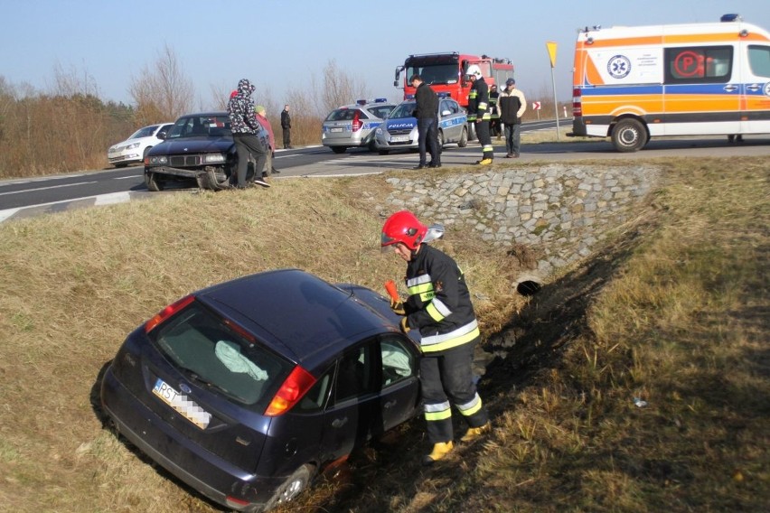 Zderzenie dwóch aut na obwodnicy Grębowa. Dwie osoby ranne (ZDJĘCIA)