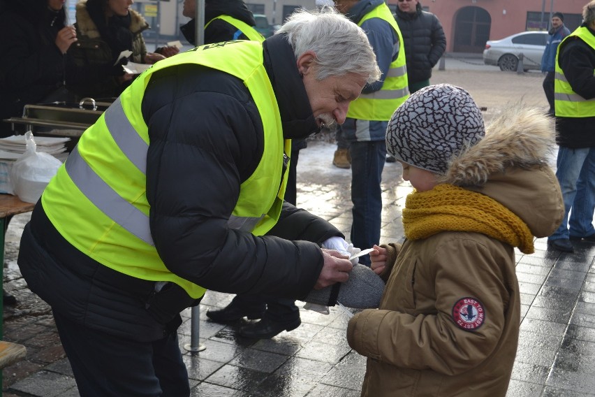 Częstochowa: Wigilia dla ubogich na Starym Rynku [ZDJĘCIA]