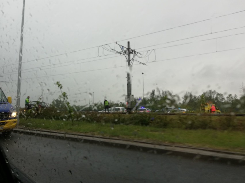 Kolizja na Moście Pionierów w Szczecinie. Samochód na torowisku [ZDJĘCIA]