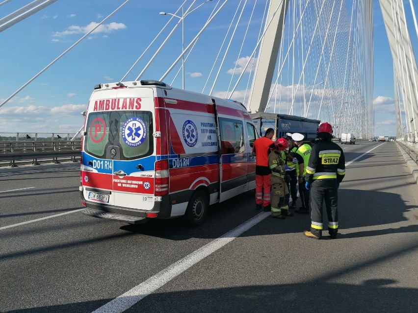 Groźny wypadek na AOW. Auto uderzyło w cysternę przewożącą azot (ZDJĘCIA)