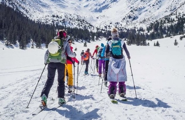 Co prawda, z powodu kwarantanny narodowej i dodatkowych obostrzeń obowiązujących do 17 stycznia, stoki narciarskie zamknięto, to jednak w kilku miejscach w Sudetach koleje linowe wciąż działają, wożąc nie tylko turystów pieszych, ale też miłośników biegówek czy nart skitourowych. Poza tym, w kilku ośrodkach narciarskich mile widziani są saneczkarze, którzy pod nieobecność narciarzy mogą korzystać z niżej położonych, naśnieżonych tras. Rządowe rozporządzenie zakazuje "prowadzenia działalności związanej z obsługą stoków narciarskich". Nie zakazuje jednak korzystania z nart ani z samych stoków. Nie dotyczy także saneczkarzy.Na kolejnych slajdach znajdziecie miejsca w które warto się wybrać. Przygotowaliśmy propozycje spędzenia wolnego czasu nie tylko dla miłośników nart i śniegu, ale też dla tych, którzy pozostali we Wrocławiu lub chcą odwiedzić nasze miasto.