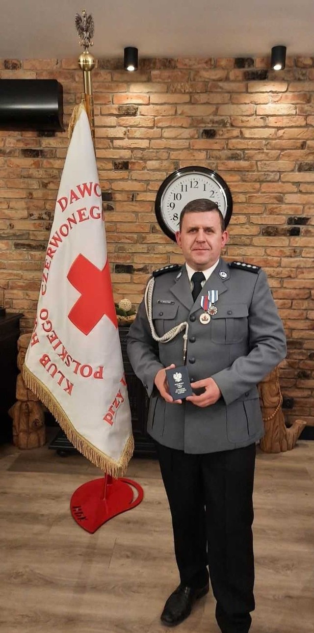 Asp. szt. Waldemar Zwierzyński z Janikowa jest zasłużonym dla krwiodawstwa