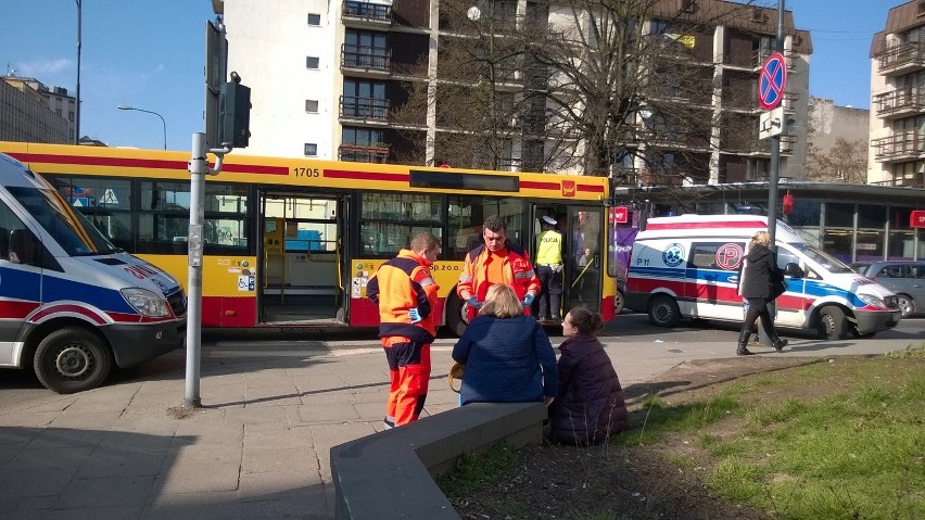 Wypadek na Zamenhofa w Łodzi. Autobus potrącił pieszą [ZDJĘCIA]