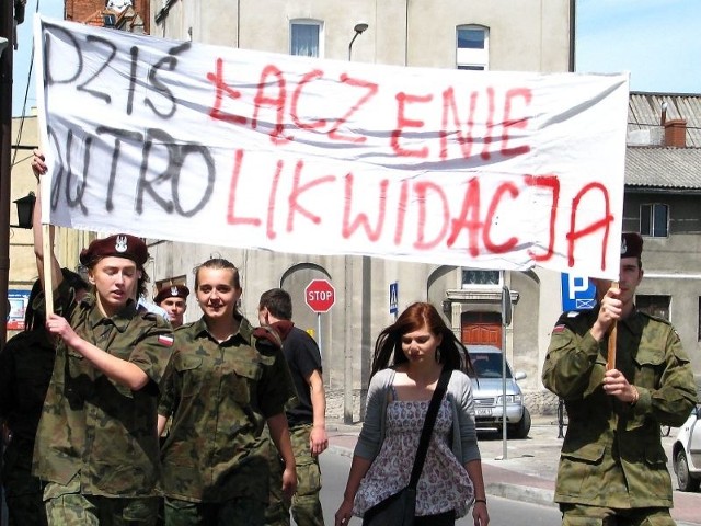 Wiosną uczniowie z Wronia protestowali przeciw łączeniu ich szkoły  z Zespołem Szkół Zawodowych. Teraz przeciw nowemu dyrektorowi