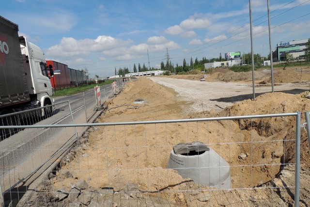 To jeden z największych placów budowy w Toruniu. Prace przy rozbudowie ulicy Łódzkiej idą pełną parą. Zobaczcie sami!Czytaj też: MOTOFAKTY NOWOŚCI