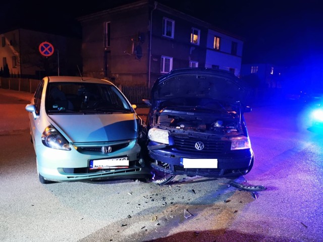 Dziś w godzinach wieczornych, na ul. Obotrytów w Koszalinie, doszło do kolizji. Kierująca wymusiła pierwszeństwo. Na szczęście nikomu nic się nie stało. Na miejscu jest policja i ustala szczegóły zdarzenia.Jesteś świadkiem wypadku? Daj nam znać! Poinformujemy innych o utrudnieniach. Czekamy na informacje, zdjęcia i wideo!■ Przyślij je na adres  alarm@gk24.pl■ Wyślij za pomocą naszego Facebooka:GK24■ Dołącz do grupy Wypadki i utrudnienia - Koszalin i okoliceZobacz także: Białogard: Śmiertelny wypadek w Nasutowie koło Białogardu