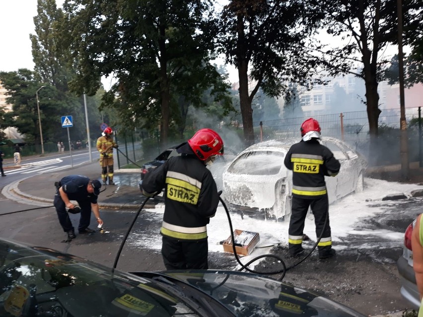 Pożar samochodów na Szczepinie. Z daleka widać czarny dym (ZDJĘCIA)