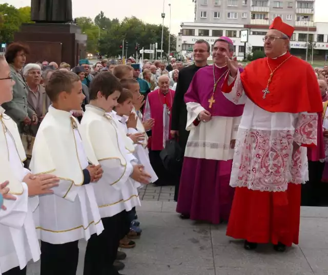 Biskup sandomierski Krzysztof Nitkiewicz i kardynał Leonardo Sangrii przy wejściu do bazyliki konkatedralnej.