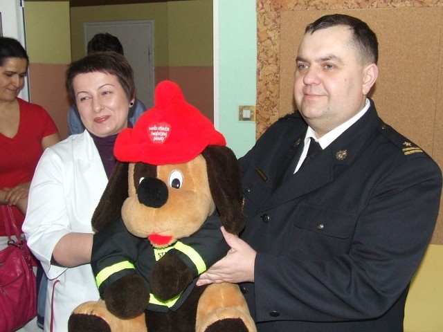 Komendant głogowskiej straży pożarnej (z prawej) Karol Skowroński przekazał dla oddziału pediatrycznego zabawki, książki i filmy dvd