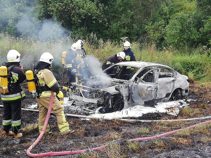 Pożar samochodu w Ochojnie z pożarem traw. Dwie jednostki gasiły ogień