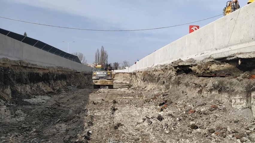 Centrum przesiadkowe Opole Wschodnie. Trwa budowa tunelu pod...
