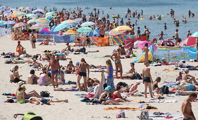 Kolejny upalny dzień. Na plażach tłumy.