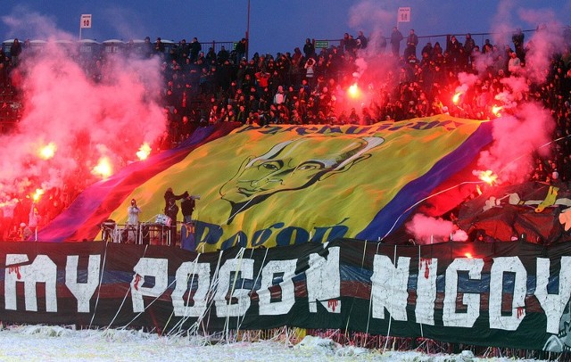 Odpalenie rac w trakcie meczu Pogoni z Lechem będzie kosztowało klub 30 tys. zł.