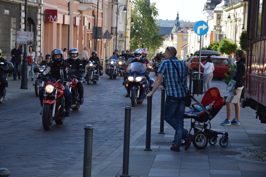 Głośna parada motocyklistów ulicami Tarnowa