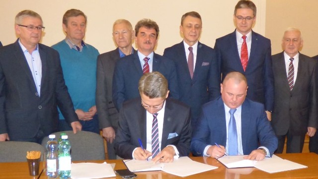 Umowę w sprawie budowy obwodnicy Zbludowic podpisali w środę: Damian Urbanowski (z lewej) i Piotr Justyna.