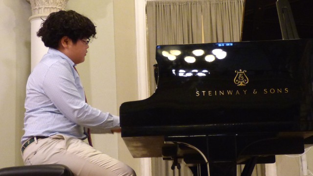 Młody niemiecki artysta Andrew Gu grał koncert w ramach Talentów Światowej Pianistyki w buskim 25. Lecie z Chopinem.