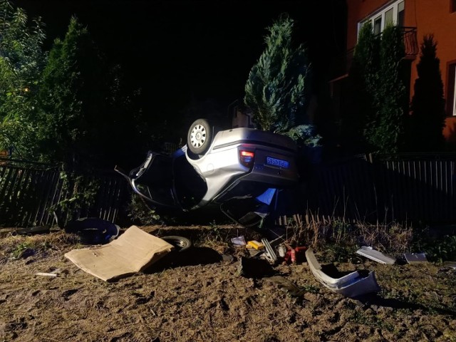 W Pławnie (gmina Gidle) dachował samochód. Jedna osoba poszkodowana.