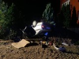 Wypadek w gminie Gidle. Samochód dachował w Pławnie. Kierowca miał 2 promile alkoholu. Jedna osoba została ranna