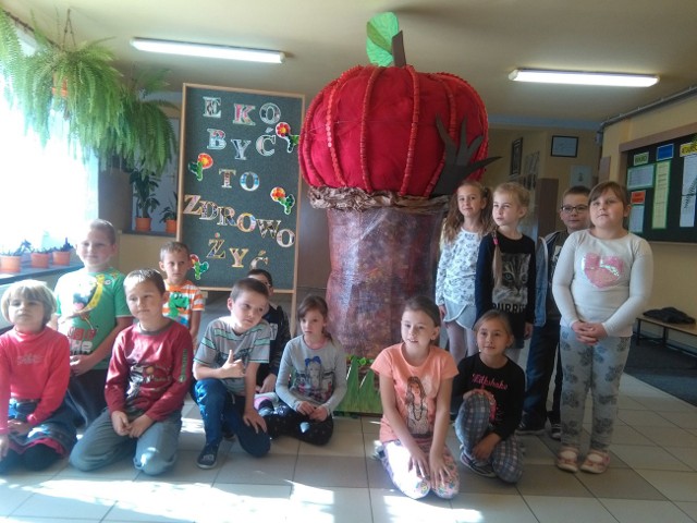 Uczniowie z Rzeczycy Długiej zmobilizowali siły i pomysły starszych i młodszych i wykonali z odpadów 2,5 metrowe jabłko