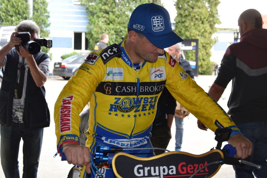 Sprawdź, jak Bartosz Zmarzlik uczył mistrza kraju w wyścigach motocyklowych jazdy na żużlu