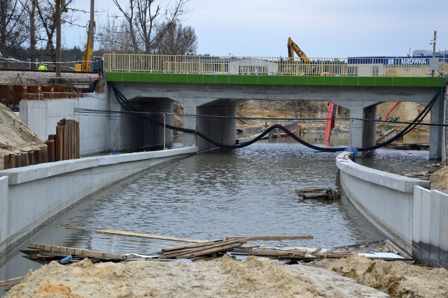 Zalany tunel pod torami to prawdopodobnie efekt uszkodzenia kolektora deszczowego, po ostatnich obfitych opadach w ubiegłym tygodniu