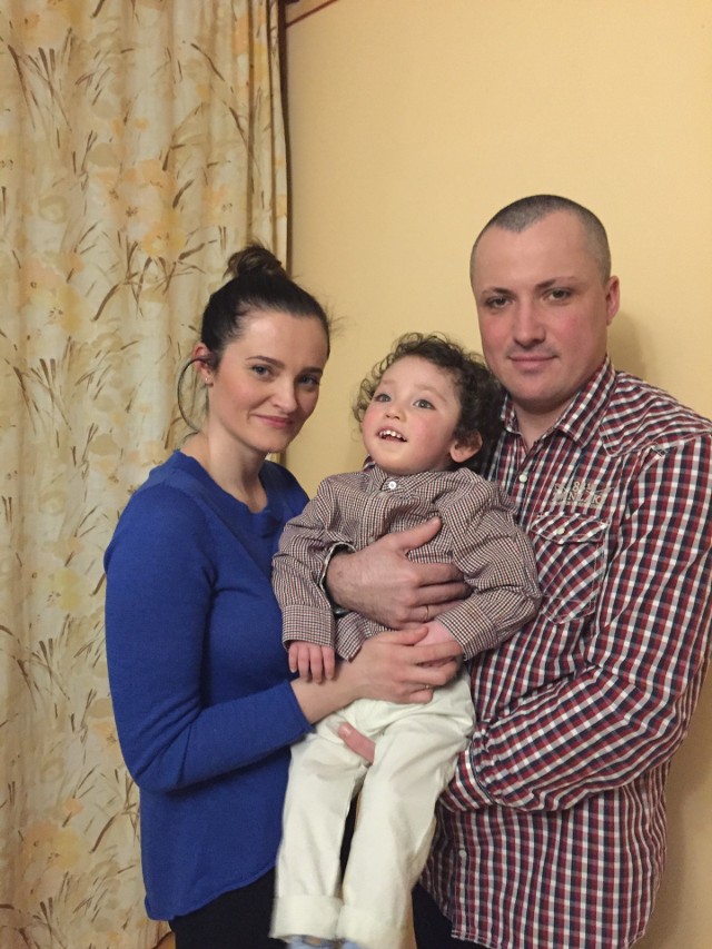 Małgorzata ( z lewej), i Rafał Gołębiowe będą modlić się za dobroczyńcę ich synka, dwuletniego Stasia, cierpiącego na rzadką chorobę - zespół Kabuki. Wsparcia udzielił nasz anonimowy Czytelnik