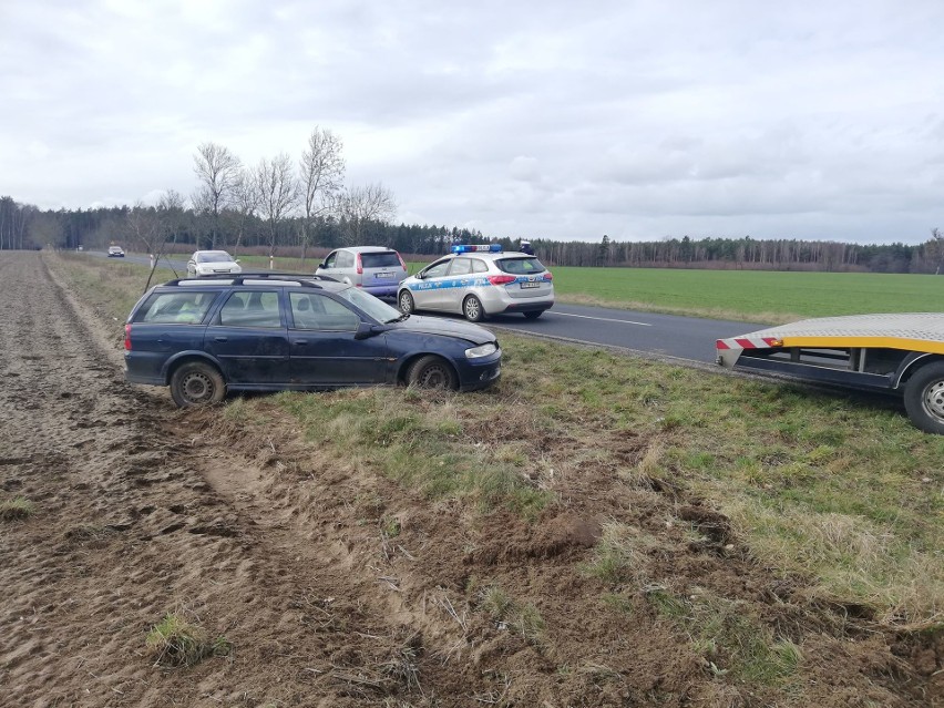 Jadący w niedzielne popołudnie drogą wojewódzką w okolicy...