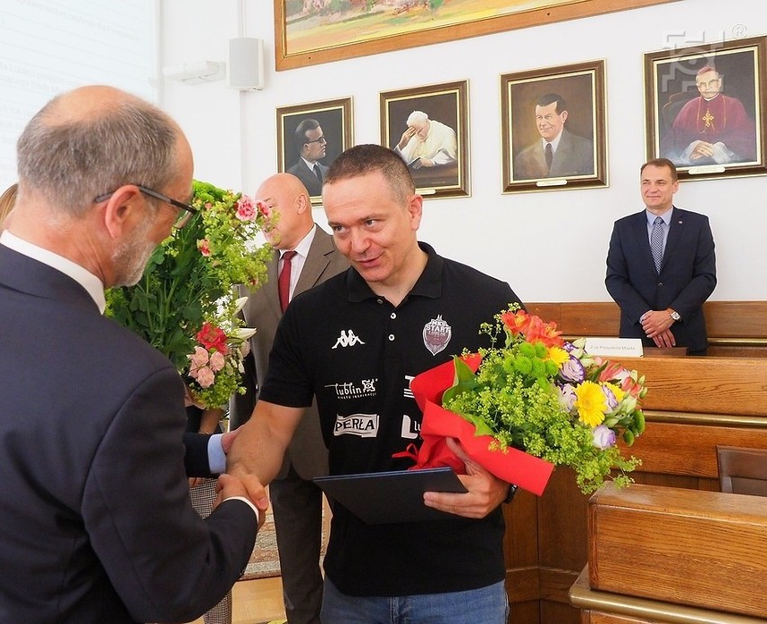 Prezydent Lublina wręczył nagrodę miasta w dziedzinie sportu, a Start Lublin przekazał medal za wicemistrzostwo Polski