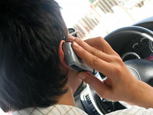 Podczas jazdy kierowca nie może rozmawiać przez telefon komórkowy, jeśli wymaga to oderwania rąk od kierownicy