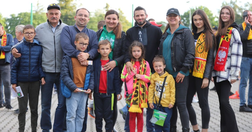 Kibice Korony Kielce na Suzuki Arenie na meczu z Legią Warszawa. Byliście na spotkaniu? Poszukajcie się na zdjęciach