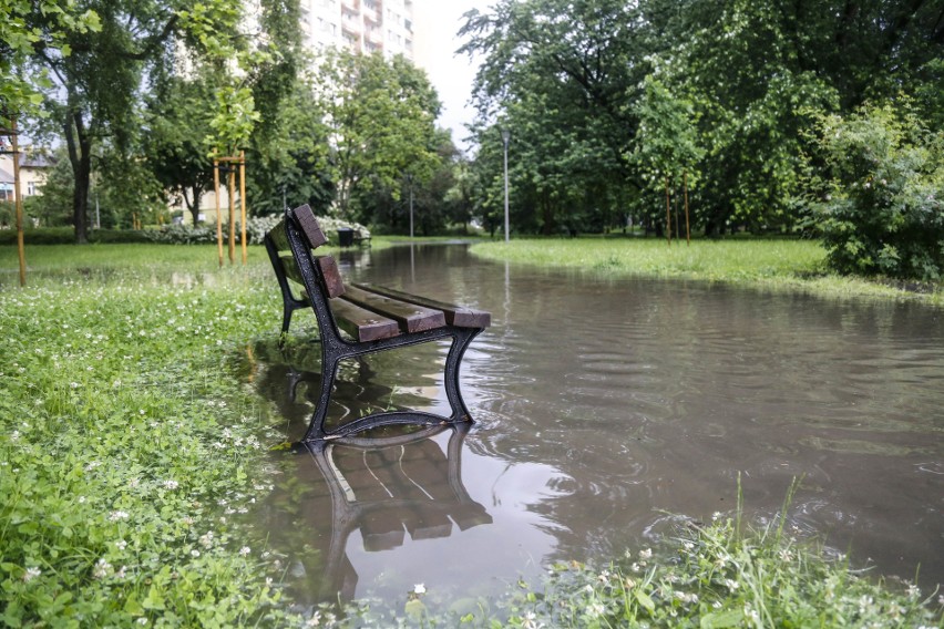 Zalany po burzy park przy ulicy Cieplińskiego w Rzeszowie.