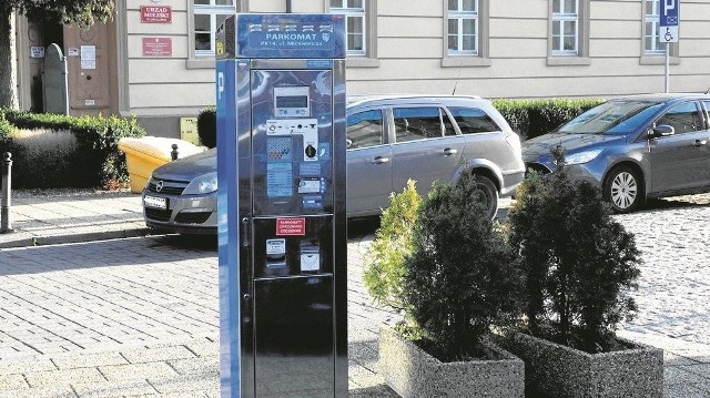Dłuższa procedura przetargowa przełoży się na wydłużenie obowiązywania darmowego parkowania na parkingach miejskich w Koszalinie.