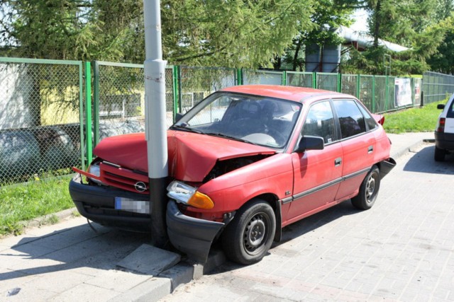 Kolizja na ul. Leszczyńskiego. Samochód uderzył w samochód i w latarnię.