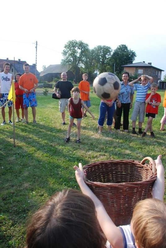 Najmlodsi i ci nieco starsi mogli zmierzyc sie w nietypowych...