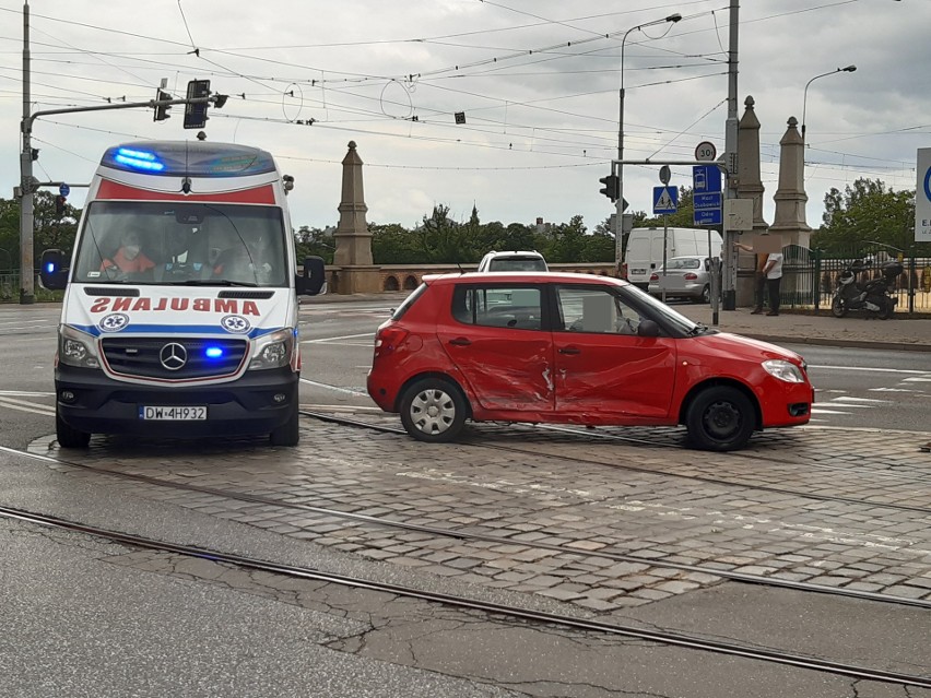 Wrocław: Wypadek przy moście Osobowickim (ZDJĘCIA)