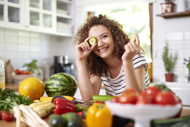 Dieta MIND bazuje na produktach o udowodnionym korzystnym działaniu na mózg. Do jej topowych produktów należą zielone warzywa, orzechy i nasiona roślin strączkowych.