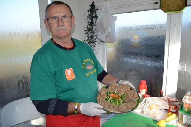 Jan Bagrowski - mistrz kulinarny ze Ślesina, który z królewskich ryb przygotowuje iście królewskie potrawy. O estetykę tych wyszukanych potraw dba jego żona - Irena