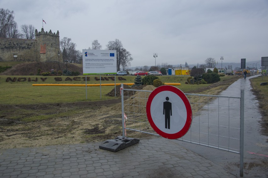 Nowy Sącz. Na moście heleńskim pojawił się zakaz ruchu pieszych, ale piesi i tak przechodzą przez most [ZDJĘCIA, FILM]