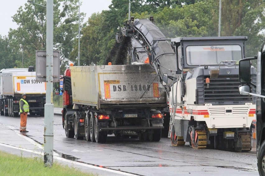 Trwa remont na ważnym wyjeździe z miasta. Korki w Bielanach Wrocławskich [ZDJĘCIA]