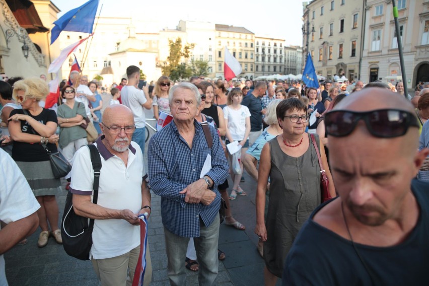 Na krakowskim Rynku znów zapłonęło światełko dla sądów [ZDJĘCIA]