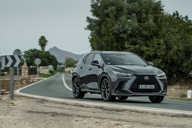 Lexus zanotował ogromny wzrost sprzedaży w porównaniu z 2022 rokiem. W ostatnich 12 miesiącach do klientów trafiło 73 637 samochodów japońskiej marki, czyli o 46% więcej niż rok wcześniej. Aż 87% klientów Lexusa wybierało auta z napędem zelektryfikowanym, a w Europie Zachodniej (łącznie z Polską) ten odsetek sięgnął niemal 100%. W 2023 roku sprzedano 64 439 hybryd, hybryd plug-in oraz aut elektrycznych na baterie (+58% wzrostu rok do roku).